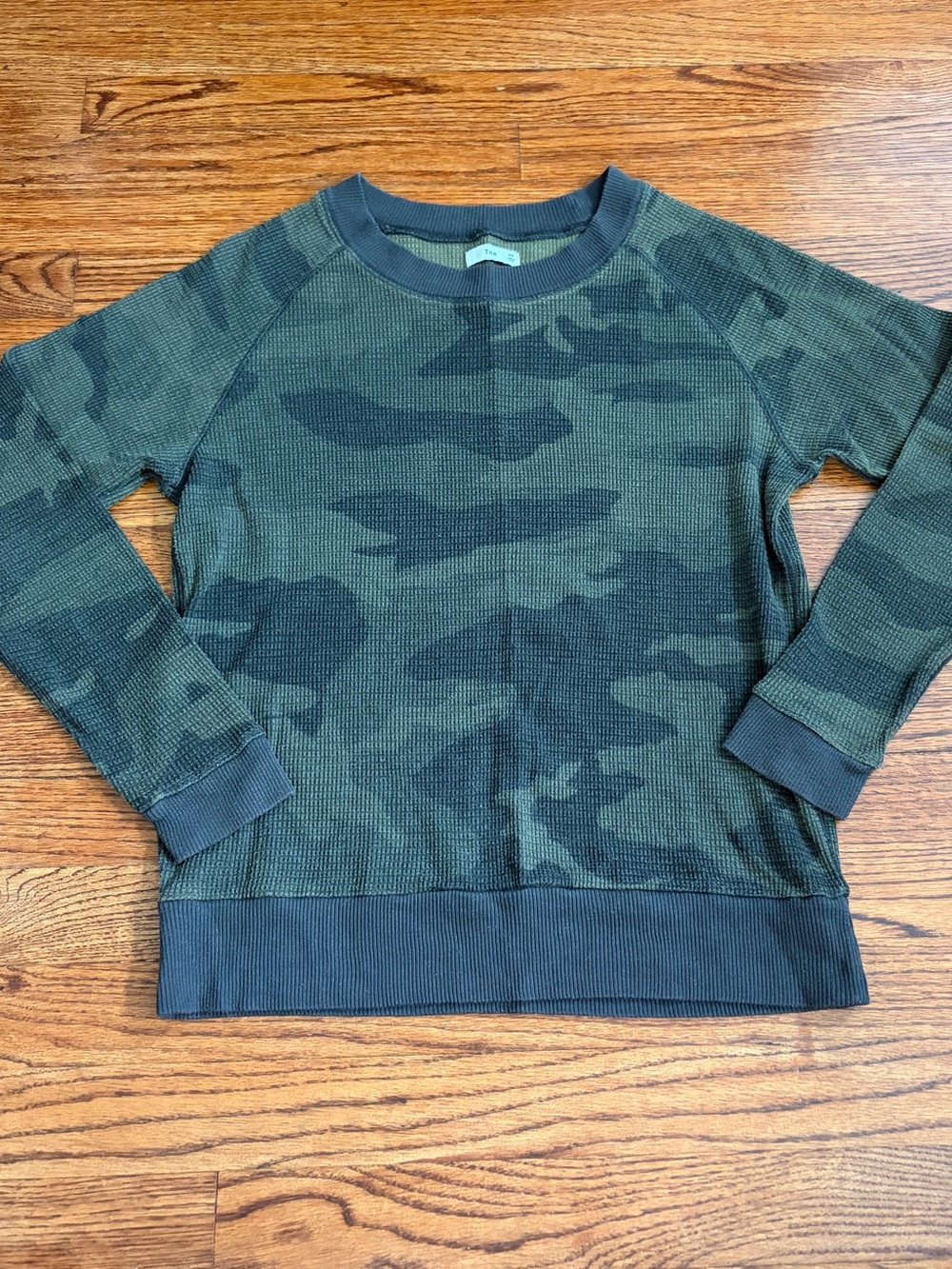 Aritzia TNA camo thermal long sleeve top Size xs